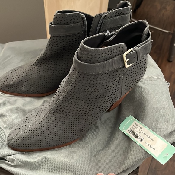 Worn a handful of times - Picture 3 of 7